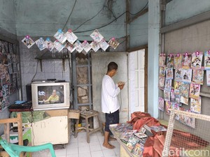 Perjuangan di Ujung Senja Lapak DVD Bajakan Cirebon