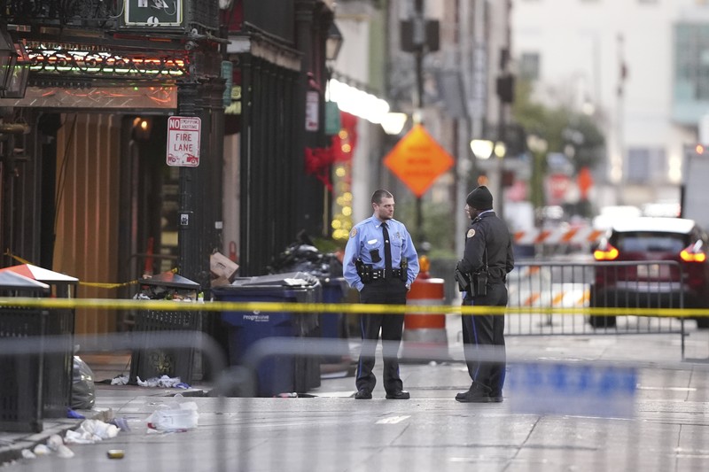 Polisi mendatangi lokasi di mana sebuah truk pikap melaju menabrak kerumunan besar di Bourbon Street di French Quarter, New Orleans, Louisiana, AS, 1 Januari 2025 dalam tangkapan layar yang diambil dari sebuah video. Polisi mendatangi lokasi di mana sebuah truk pikap melaju menabrak kerumunan besar di Bourbon Street di French Quarter, New Orleans, Louisiana, AS, 1 Januari 2025 dalam tangkapan layar yang diambil dari sebuah video. (ABC Affiliate WGNO/Handout via REUTERS)