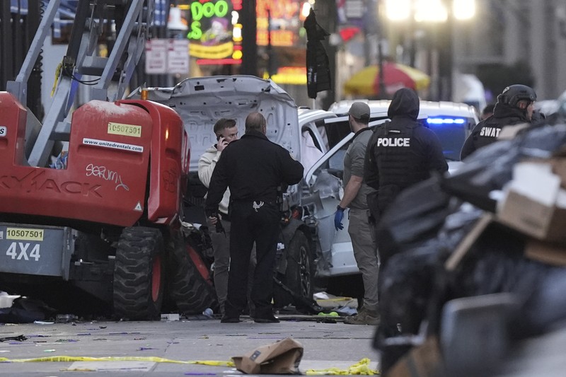 Polisi mendatangi lokasi di mana sebuah truk pikap melaju menabrak kerumunan besar di Bourbon Street di French Quarter, New Orleans, Louisiana, AS, 1 Januari 2025 dalam tangkapan layar yang diambil dari sebuah video. Polisi mendatangi lokasi di mana sebuah truk pikap melaju menabrak kerumunan besar di Bourbon Street di French Quarter, New Orleans, Louisiana, AS, 1 Januari 2025 dalam tangkapan layar yang diambil dari sebuah video. (ABC Affiliate WGNO/Handout via REUTERS)