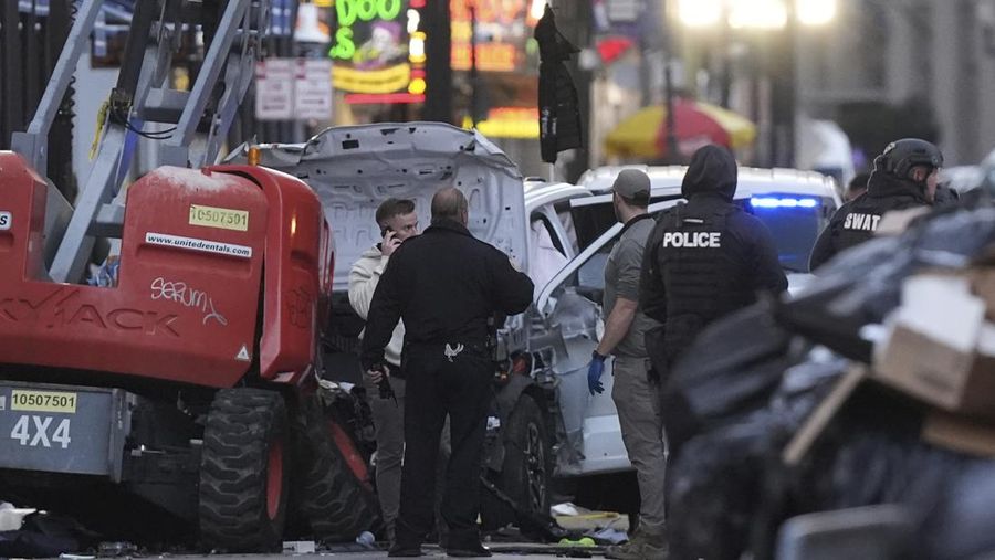 Polisi mendatangi lokasi di mana sebuah truk pikap melaju menabrak kerumunan besar di Bourbon Street di French Quarter, New Orleans, Louisiana, AS, 1 Januari 2025 dalam tangkapan layar yang diambil dari sebuah video. (ABC Affiliate WGNO/Handout via REUTERS)