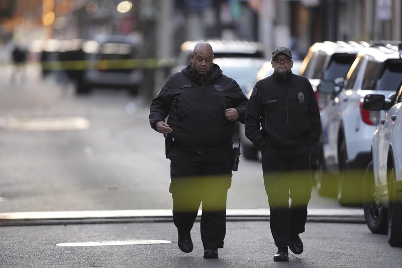 Polisi mendatangi lokasi di mana sebuah truk pikap melaju menabrak kerumunan besar di Bourbon Street di French Quarter, New Orleans, Louisiana, AS, 1 Januari 2025 dalam tangkapan layar yang diambil dari sebuah video. (ABC Affiliate WGNO/Handout via REUTERS)