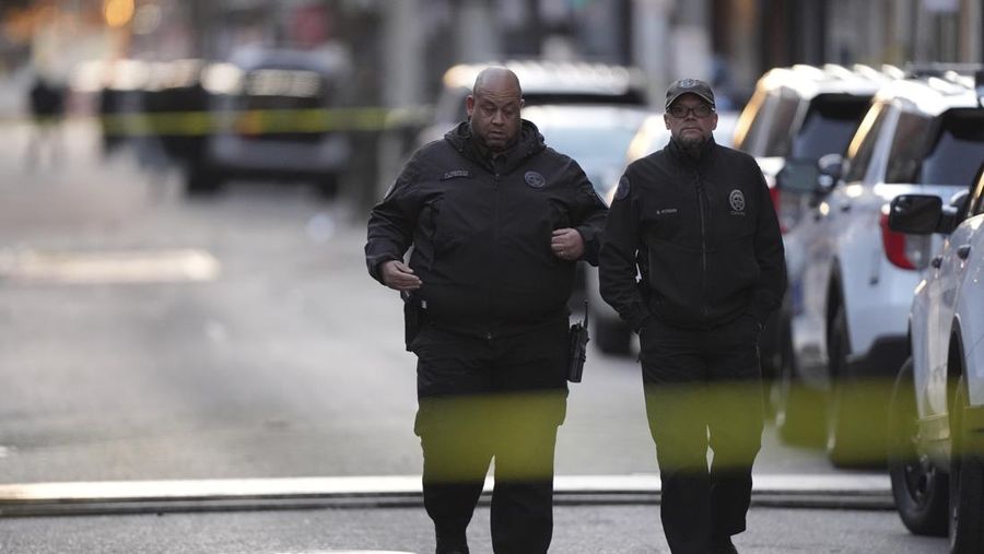 Polisi mendatangi lokasi di mana sebuah truk pikap melaju menabrak kerumunan besar di Bourbon Street di French Quarter, New Orleans, Louisiana, AS, 1 Januari 2025 dalam tangkapan layar yang diambil dari sebuah video. (ABC Affiliate WGNO/Handout via REUTERS)