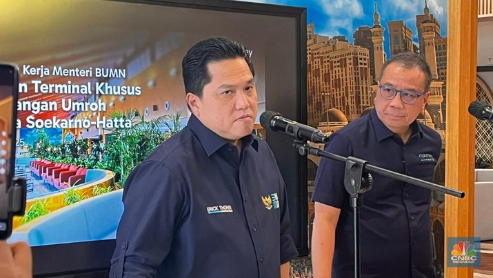Menteri BUMN, Erick Thohir memberikan keterangan saat melakukan kunjungan kesiapan Terminal Khusus Penerbangan Umroh Bandara Soekarno-Hatta. (CNBC Indonesia/Crysania)