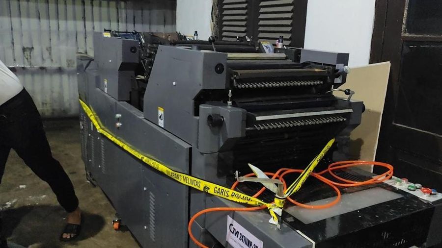 Mesin cetak berukuran raksasa yang disita polisi terkait pengungkapan kasus sindikat uang palsu di UIN Alauddin Makassar. (Dok. Detikcom/Reinhard Soplantila)