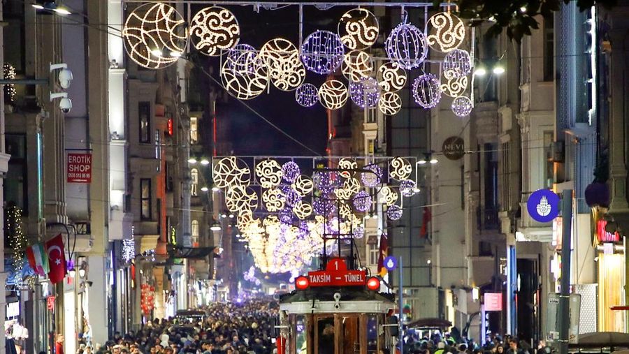 Orang-orang berjalan-jalan di jalan perbelanjaan dan pejalan kaki utama Istiklal pada Malam Tahun Baru di pusat Istanbul, Turki, 31 Desember 2024. (REUTERS/Dilara Senkaya)