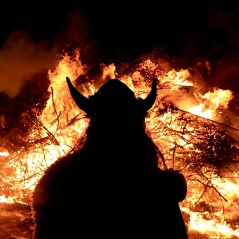Membara! Potret Festival Tar Barrel Digelar Saat Pergantian Tahun 2025