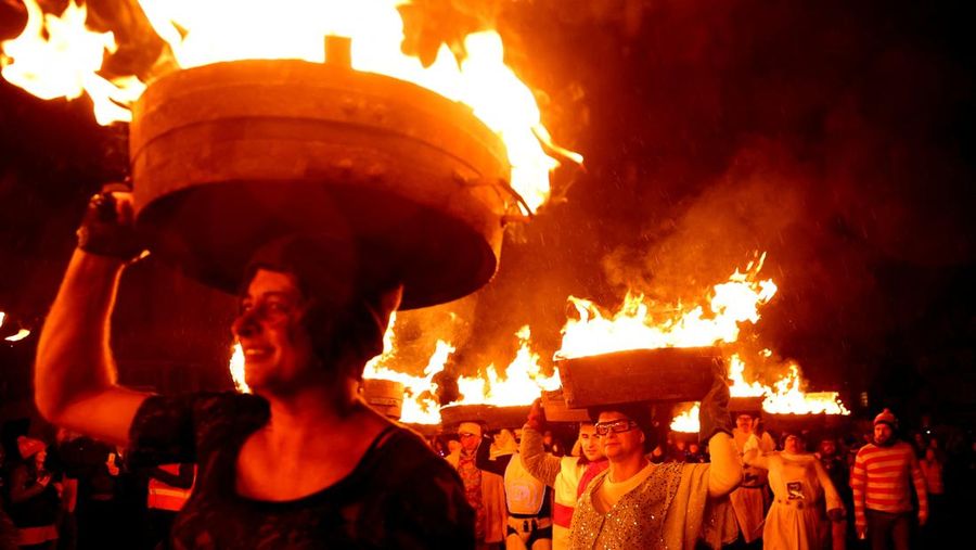 Orang-orang mengambil bagian dalam Festival Tar Barrel Allendale tahunan, di Allendale, Inggris utara, Inggris, 31 Desember 2024. (REUTERS/Lee Smith)