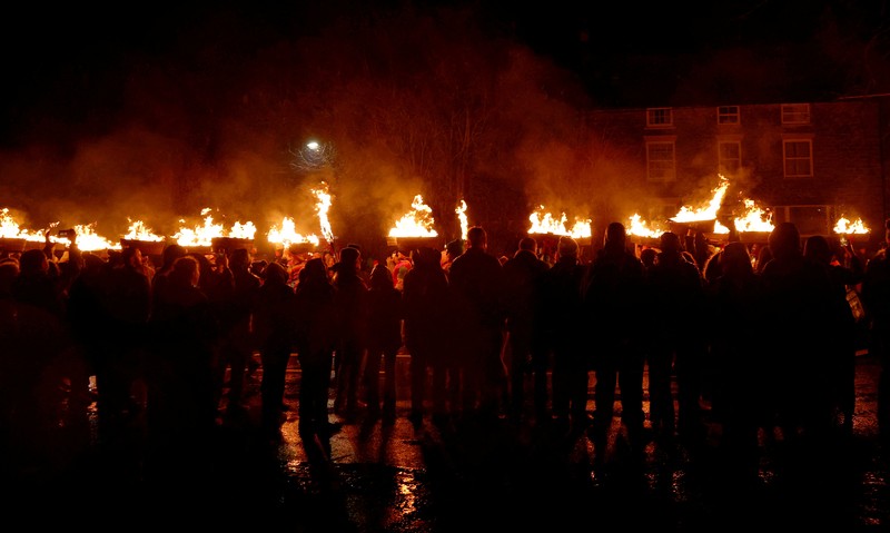 Orang-orang mengambil bagian dalam Festival Tar Barrel Allendale tahunan, di Allendale, Inggris utara, Inggris, 31 Desember 2024. Orang-orang mengambil bagian dalam Festival Tar Barrel Allendale tahunan, di Allendale, Inggris utara, Inggris, 31 Desember 2024. (REUTERS/Lee Smith)