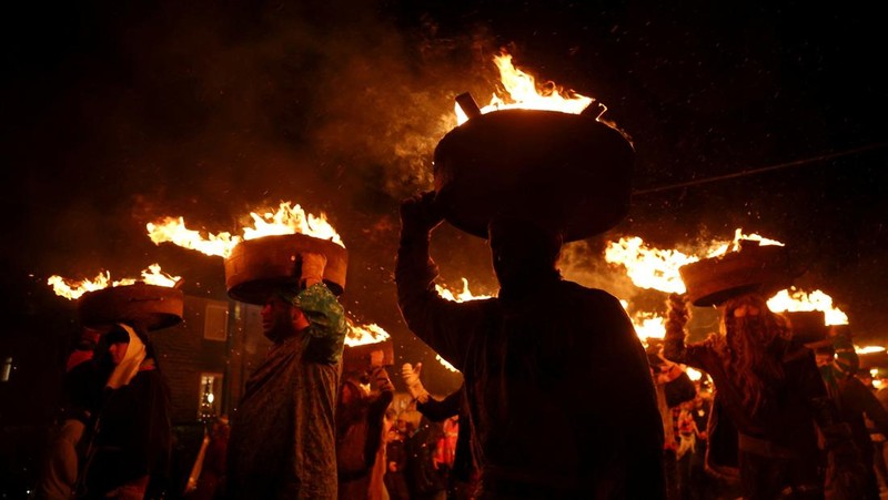 Orang-orang mengambil bagian dalam Festival Tar Barrel Allendale tahunan, di Allendale, Inggris utara, Inggris, 31 Desember 2024. (REUTERS/Lee Smith)