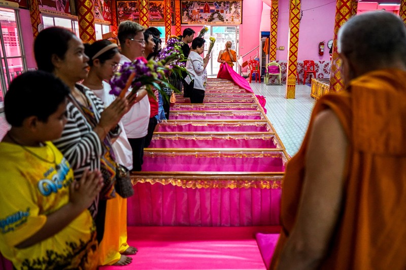 Para penyembah berdoa sambil berdiri di dalam peti mati untuk menyingkirkan nasib buruk dan terlahir kembali untuk awal yang baru di Tahun Baru di sebuah kuil di Nonthaburi, di pinggiran Bangkok, Thailand, 1 Januari 2025. (REUTERS/Athit Perawongmetha)