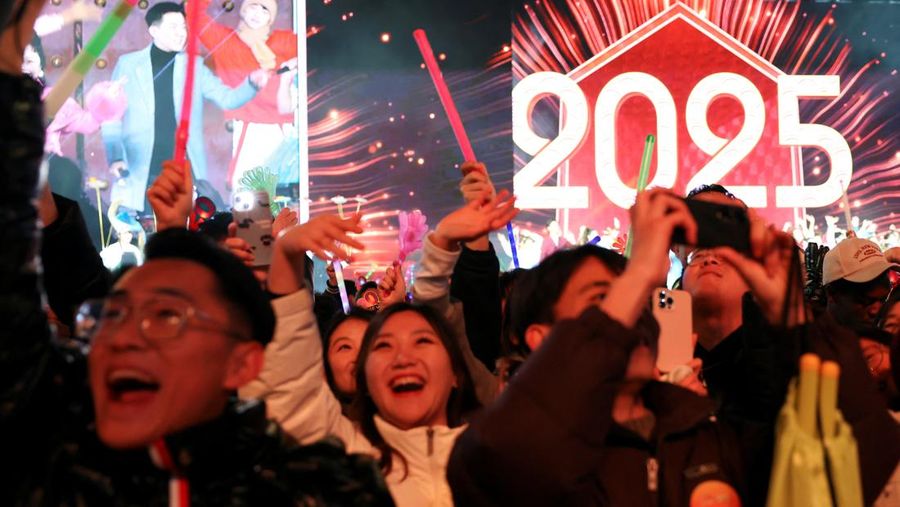 Penonton bersorak di acara perayaan hitung mundur Tahun Baru di Taman Shougang di Beijing, Cina, 1 Januari 2025. (REUTERS/Florence Lo)