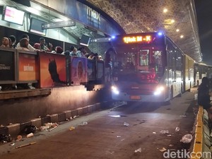 Perayaan Tahun Baru Usai, Warga Ramai Antre di Halte TransJ Bundaran HI
