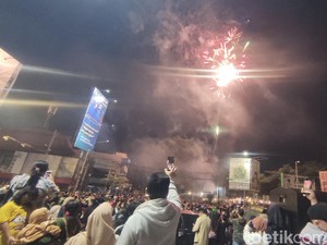 Antusias Warga Sidoarjo Rayakan Tahun Baru di Monumen Jayandaru