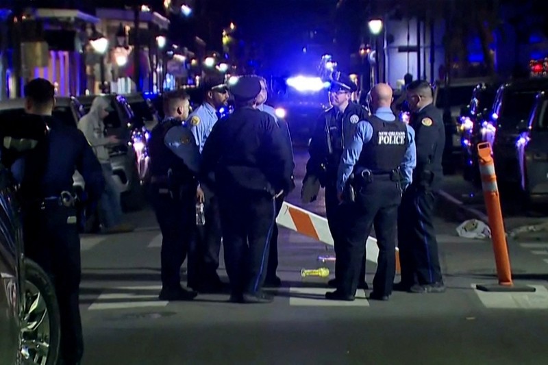 Polisi mendatangi lokasi di mana sebuah truk pikap melaju menabrak kerumunan besar di Bourbon Street di French Quarter, New Orleans, Louisiana, AS, 1 Januari 2025 dalam tangkapan layar yang diambil dari sebuah video. (ABC Affiliate WGNO/Handout via REUTERS)
