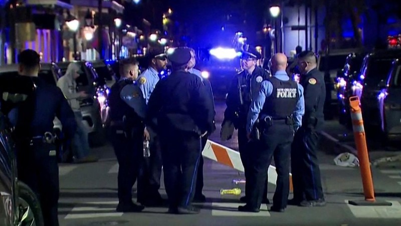 Polisi mendatangi letak di mana sebuah truk pikap melaju menabrak kerumunan besar di Bourbon Street di French Quarter, New Orleans, Louisiana, AS, 1 Januari 2025 dalam tangkapan layar nan diambil dari sebuah video. (ABC Affiliate WGNO/Handout via REUTERS)