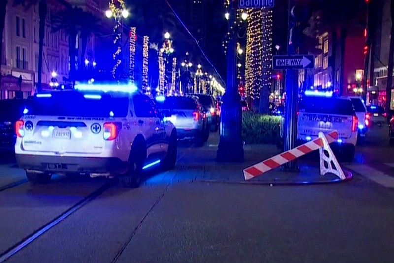 Polisi mendatangi lokasi di mana sebuah truk pikap melaju menabrak kerumunan besar di Bourbon Street di French Quarter, New Orleans, Louisiana, AS, 1 Januari 2025 dalam tangkapan layar yang diambil dari sebuah video. Polisi mendatangi lokasi di mana sebuah truk pikap melaju menabrak kerumunan besar di Bourbon Street di French Quarter, New Orleans, Louisiana, AS, 1 Januari 2025 dalam tangkapan layar yang diambil dari sebuah video. (ABC Affiliate WGNO/Handout via REUTERS)