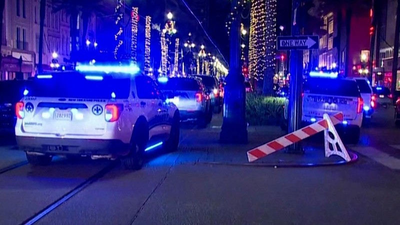 Polisi mendatangi letak di mana sebuah truk pikap melaju menabrak kerumunan besar di Bourbon Street di French Quarter, New Orleans, Louisiana, AS, 1 Januari 2025 dalam tangkapan layar nan diambil dari sebuah video. (ABC Affiliate WGNO/Handout via REUTERS)