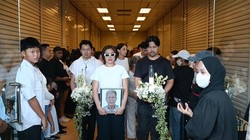 Jessica Iskandar Haru Antar Ayah Dikremasi