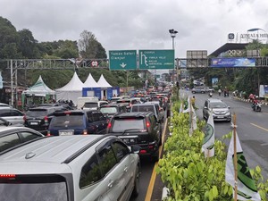 78 Ribu Kendaraan Padati Jalan Raya Puncak Bogor Hari Ini