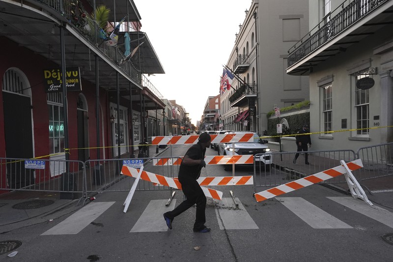 Polisi mendatangi lokasi di mana sebuah truk pikap melaju menabrak kerumunan besar di Bourbon Street di French Quarter, New Orleans, Louisiana, AS, 1 Januari 2025 dalam tangkapan layar yang diambil dari sebuah video. Polisi mendatangi lokasi di mana sebuah truk pikap melaju menabrak kerumunan besar di Bourbon Street di French Quarter, New Orleans, Louisiana, AS, 1 Januari 2025 dalam tangkapan layar yang diambil dari sebuah video. (ABC Affiliate WGNO/Handout via REUTERS)