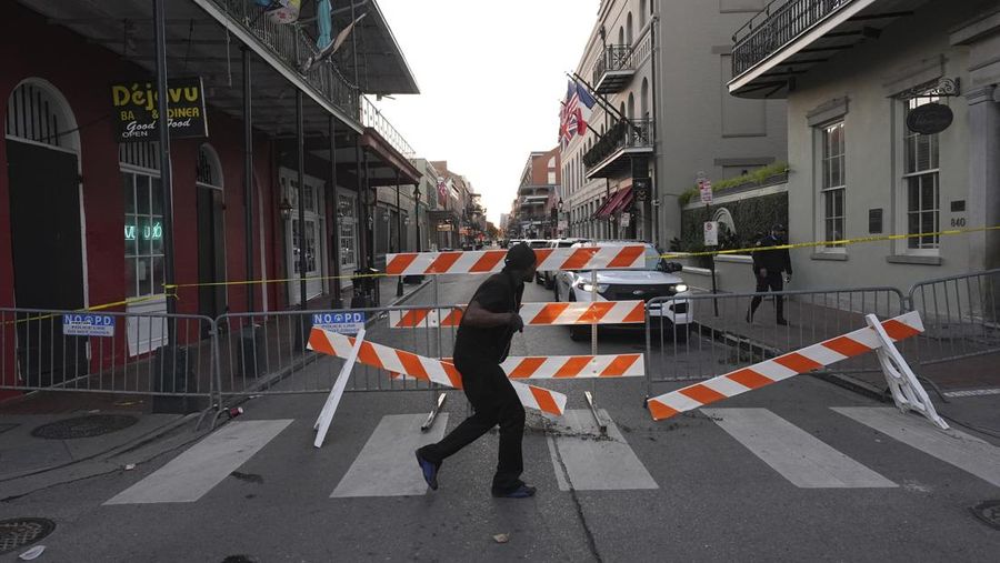 Polisi mendatangi lokasi di mana sebuah truk pikap melaju menabrak kerumunan besar di Bourbon Street di French Quarter, New Orleans, Louisiana, AS, 1 Januari 2025 dalam tangkapan layar yang diambil dari sebuah video. (ABC Affiliate WGNO/Handout via REUTERS)