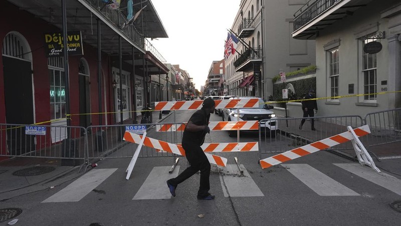 Polisi mendatangi letak di mana sebuah truk pikap melaju menabrak kerumunan besar di Bourbon Street di French Quarter, New Orleans, Louisiana, AS, 1 Januari 2025 dalam tangkapan layar nan diambil dari sebuah video. (ABC Affiliate WGNO/Handout via REUTERS)