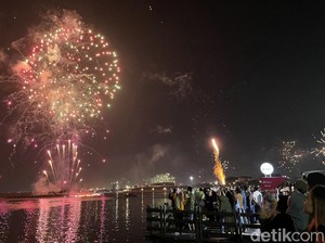 Sambut Tahun Baru, Warga Padati Pantai Lagoon dan Jembatan Cinta Ancol