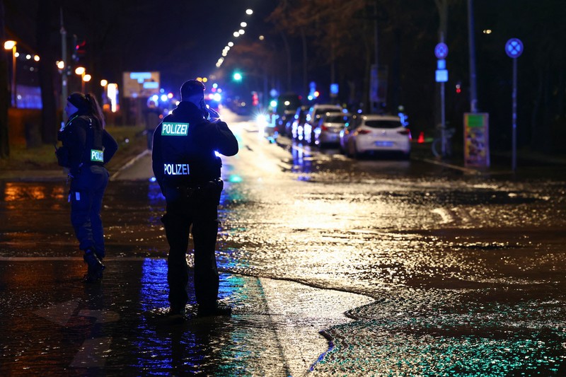 Air mengalir di jalan akibat pipa air pecah pada Malam Tahun Baru, menyebabkan sebagian besar kota tanpa air, di Berlin, Jerman, 31 Desember 2024. Air mengalir di jalan akibat pipa air pecah pada Malam Tahun Baru, menyebabkan sebagian besar kota tanpa air, di Berlin, Jerman, 31 Desember 2024. (REUTERS/Christian Mang)