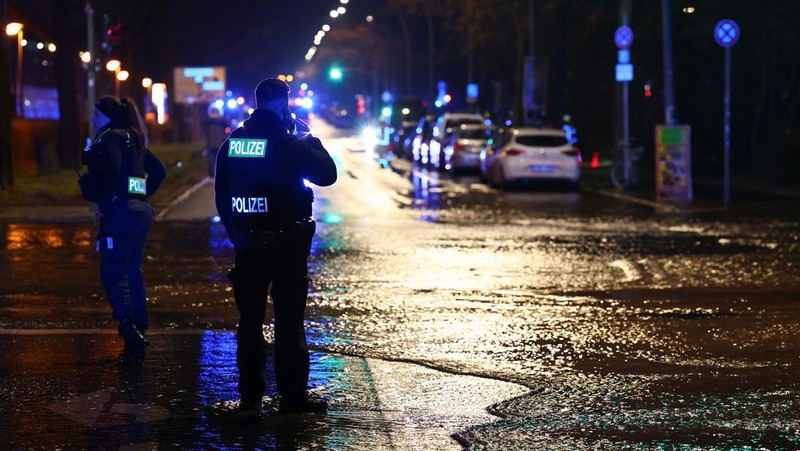 Air mengalir di jalan akibat pipa air pecah pada Malam Tahun Baru, menyebabkan sebagian besar kota tanpa air, di Berlin, Jerman, 31 Desember 2024. (REUTERS/Christian Mang)