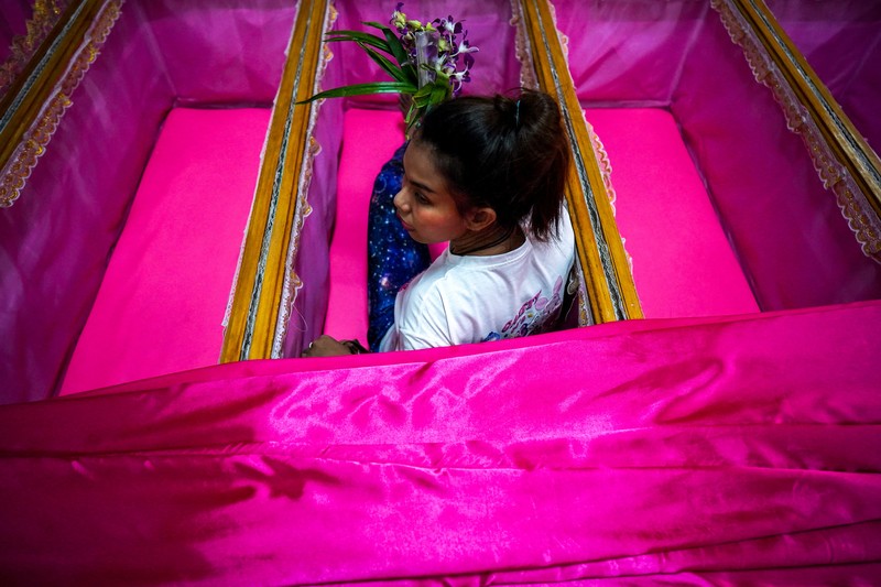 Para penyembah berdoa sambil berdiri di dalam peti mati untuk menyingkirkan nasib buruk dan terlahir kembali untuk awal yang baru di Tahun Baru di sebuah kuil di Nonthaburi, di pinggiran Bangkok, Thailand, 1 Januari 2025. Para penyembah berdoa sambil berdiri di dalam peti mati untuk menyingkirkan nasib buruk dan terlahir kembali untuk awal yang baru di Tahun Baru di sebuah kuil di Nonthaburi, di pinggiran Bangkok, Thailand, 1 Januari 2025. (REUTERS/Athit Perawongmetha)