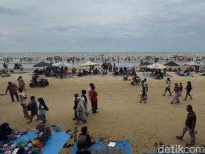 Wisatawan Pantai Karang Jahe Rembang Membeludak, Petugas Batasi Pengunjung