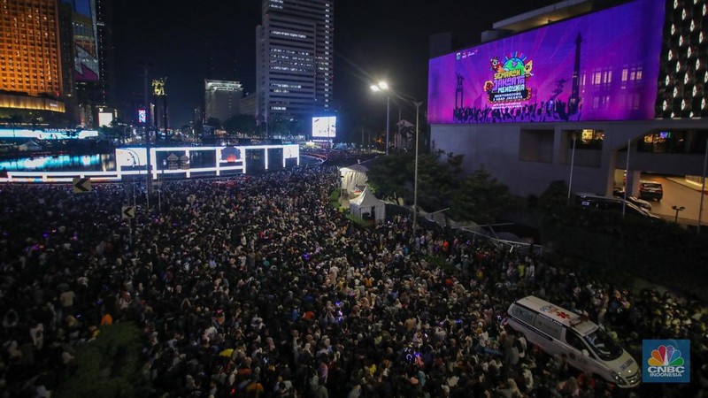 Suasana pesta kembang api saat malam perayaan Tahun Baru 2025 di kawasan Bundaran Hotel Indonesia (HI), Jakarta, Rabu (1/1/2025). (CNBC Indonesia/Faisal Rahman)