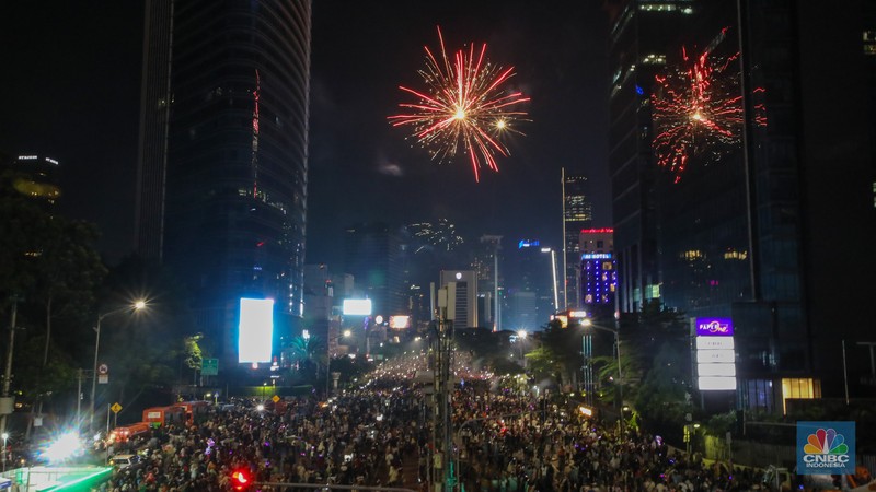 Suasana pesta kembang api saat malam perayaan Tahun Baru 2025 di kawasan Bundaran Hotel Indonesia (HI), Jakarta, Rabu (1/1/2025). Suasana pesta kembang api saat malam perayaan Tahun Baru 2025 di kawasan Bundaran Hotel Indonesia (HI), Jakarta, Rabu (1/1/2025). (CNBC Indonesia/Faisal Rahman)