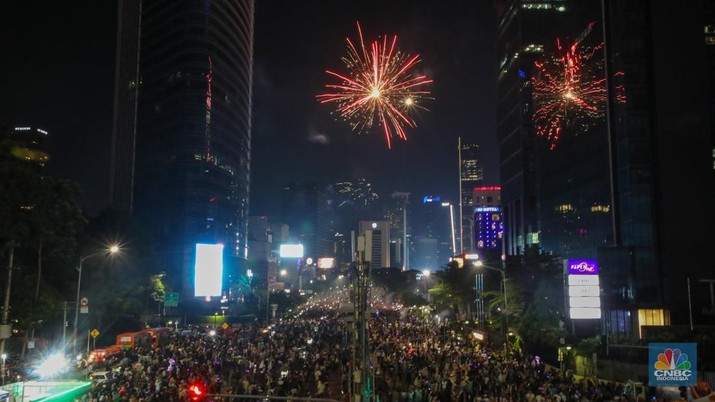 Suasana pesta kembang api saat malam perayaan Tahun Baru 2025 di kawasan Bundaran Hotel Indonesia (HI), Jakarta, Rabu (1/1/2025). (CNBC Indonesia/Faisal Rahman)