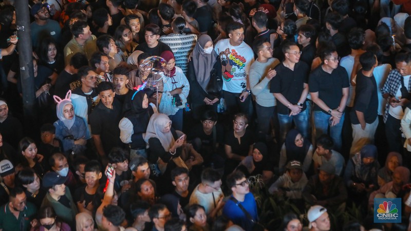 Suasana pesta kembang api saat malam perayaan Tahun Baru 2025 di kawasan Bundaran Hotel Indonesia (HI), Jakarta, Rabu (1/1/2025). Suasana pesta kembang api saat malam perayaan Tahun Baru 2025 di kawasan Bundaran Hotel Indonesia (HI), Jakarta, Rabu (1/1/2025). (CNBC Indonesia/Faisal Rahman)