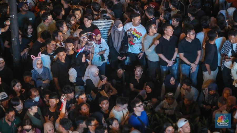 Suasana pesta kembang api saat malam perayaan Tahun Baru 2025 di kawasan Bundaran Hotel Indonesia (HI), Jakarta, Rabu (1/1/2025). (CNBC Indonesia/Faisal Rahman)