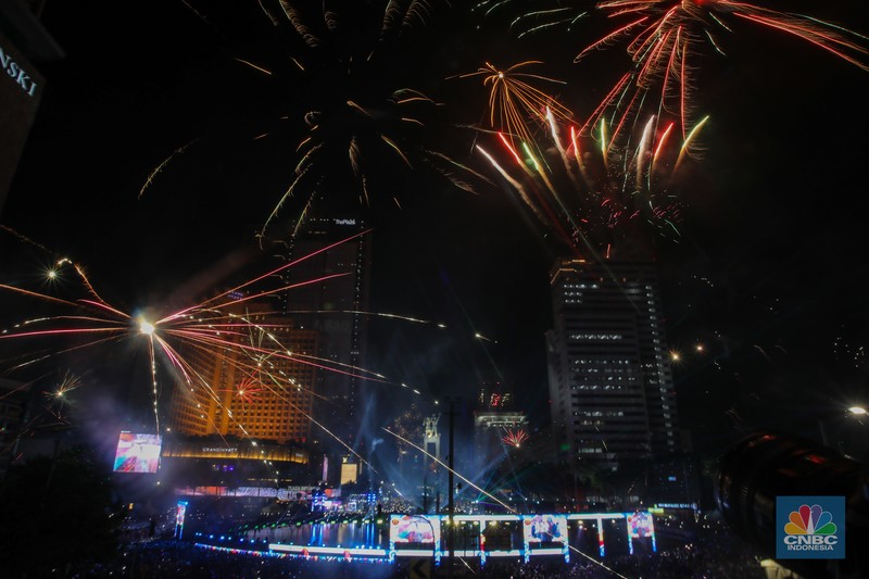 Suasana pesta kembang api saat malam perayaan Tahun Baru 2025 di kawasan Bundaran Hotel Indonesia (HI), Jakarta, Rabu (1/1/2025). Suasana pesta kembang api saat malam perayaan Tahun Baru 2025 di kawasan Bundaran Hotel Indonesia (HI), Jakarta, Rabu (1/1/2025). (CNBC Indonesia/Faisal Rahman)