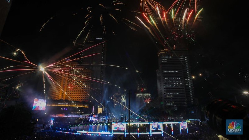 Suasana pesta kembang api saat malam perayaan Tahun Baru 2025 di kawasan Bundaran Hotel Indonesia (HI), Jakarta, Rabu (1/1/2025). (CNBC Indonesia/Faisal Rahman)