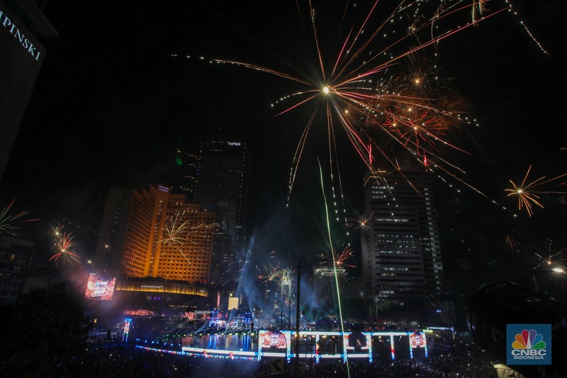 Suasana pesta kembang api saat malam perayaan Tahun Baru 2025 di kawasan Bundaran Hotel Indonesia (HI), Jakarta, Rabu (1/1/2025). Suasana pesta kembang api saat malam perayaan Tahun Baru 2025 di kawasan Bundaran Hotel Indonesia (HI), Jakarta, Rabu (1/1/2025). (CNBC Indonesia/Faisal Rahman)