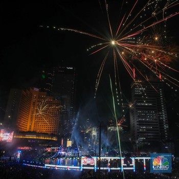 Warga Penuh Sesak di Bundaran HI di Detik-Detik Tahun Baru 2025