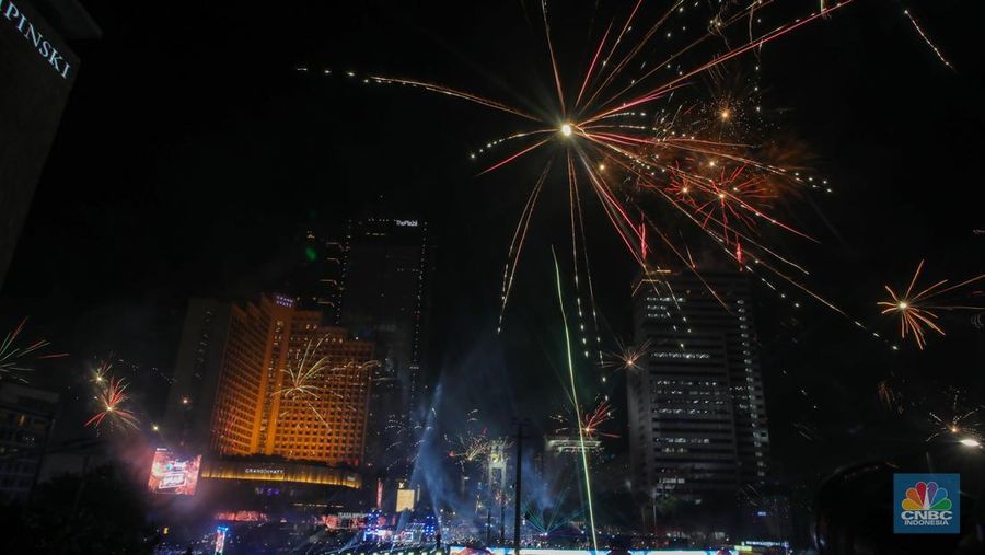 Suasana pesta kembang api saat malam perayaan Tahun Baru 2025 di kawasan Bundaran Hotel Indonesia (HI), Jakarta, Rabu (1/1/2025). (CNBC Indonesia/Faisal Rahman)