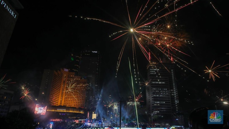 Suasana pesta kembang api saat malam perayaan Tahun Baru 2025 di kawasan Bundaran Hotel Indonesia (HI), Jakarta, Rabu (1/1/2025). (CNBC Indonesia/Faisal Rahman)