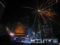 Warga Penuh Sesak di Bundaran HI di Detik-Detik Tahun Baru 2025