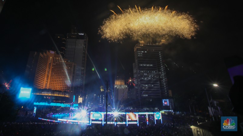 Suasana pesta kembang api saat malam perayaan Tahun Baru 2025 di kawasan Bundaran Hotel Indonesia (HI), Jakarta, Rabu (1/1/2025). (CNBC Indonesia/Faisal Rahman)