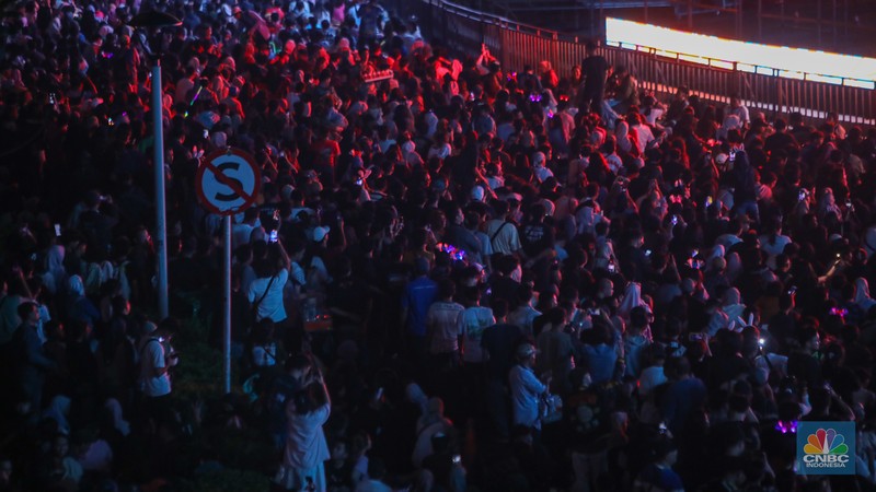 Suasana pesta kembang api saat malam perayaan Tahun Baru 2025 di kawasan Bundaran Hotel Indonesia (HI), Jakarta, Rabu (1/1/2025). Suasana pesta kembang api saat malam perayaan Tahun Baru 2025 di kawasan Bundaran Hotel Indonesia (HI), Jakarta, Rabu (1/1/2025). (CNBC Indonesia/Faisal Rahman)