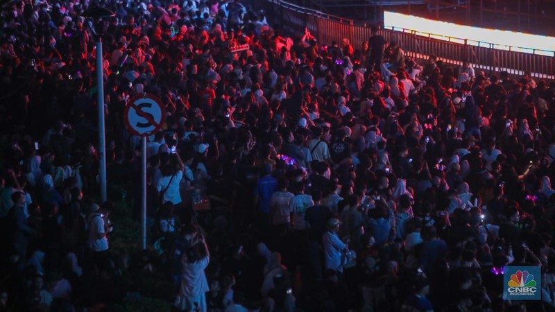 Suasana pesta kembang api saat malam perayaan Tahun Baru 2025 di kawasan Bundaran Hotel Indonesia (HI), Jakarta, Rabu (1/1/2025). (CNBC Indonesia/Faisal Rahman)
