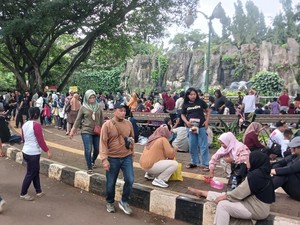 Dina ke Ragunan karena Mengira Sepi: Ternyata Padat, Gelar Tikar Aja Susah