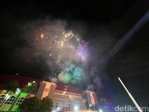 Pesta Kembang Api Warnai Pergantian Malam Tahun Baru di Kota Batu