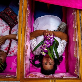 Ingat Kematian, Potret Tetangga RI Kembali Ritual Dalam Peti Mati