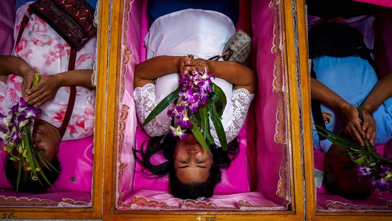 Para penyembah bermohon sembari berdiri di dalam peti meninggal untuk menyingkirkan nasib jelek dan terlahir kembali untuk awal nan baru di Tahun Baru di sebuah kuil di Nonthaburi, di pinggiran Bangkok, Thailand, 1 Januari 2025. Para penyembah bermohon sembari berdiri di dalam peti meninggal untuk menyingkirkan nasib jelek dan terlahir kembali untuk awal nan baru di Tahun Baru di sebuah kuil di Nonthaburi, di pinggiran Bangkok, Thailand, 1 Januari 2025. (REUTERS/Athit Perawongmetha)